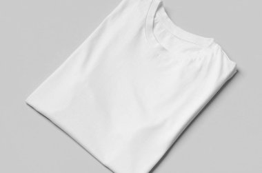 Katlanmış erkek tayfa tişörtü modeli, yakın plan..