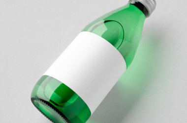 Boş etiketli su şişesi modeli. Yeşil cam..