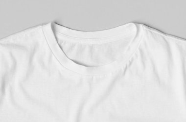 Erkekler yaka tişörtü modeli, yakın plan..