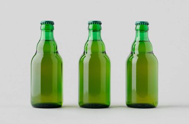 Gri arka planda yeşil Steinie bira şişesi maketi.