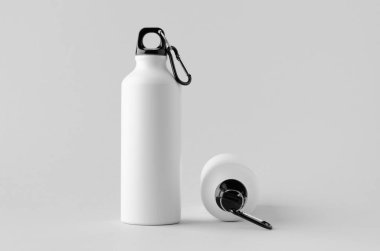 Beyaz yeniden kullanılabilir su şişesi maketi.