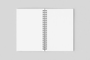 Siyah spiral bir defterin içindeki beyaz boşluk..