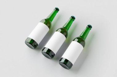 Uzun boyunlu yeşil bira şişesi. Üstünde boş etiket var..