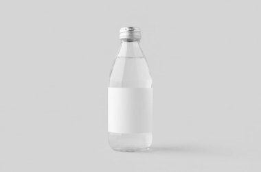 Boş etiketli küçük su şişesi. Temiz cam..