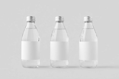 Boş etiketli küçük su şişesi. Temiz cam..