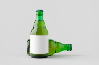 Yeşil Steinie bira şişesi. Üstünde boş etiket var..