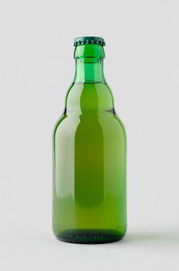 Gri arka planda yeşil Steinie bira şişesi maketi.