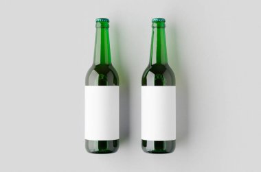 Uzun boyunlu yeşil bira şişesi. Üstünde boş etiket var..