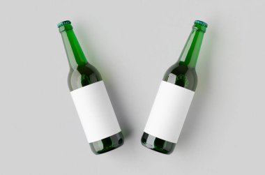 Uzun boyunlu yeşil bira şişesi. Üstünde boş etiket var..