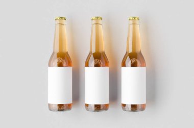 Boş etiketli uzun boyunlu bira şişesini temizle.