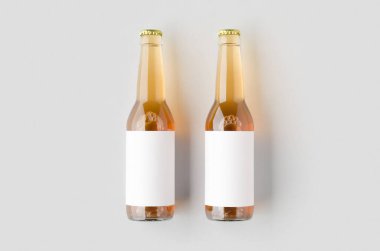 Boş etiketli uzun boyunlu bira şişesini temizle.