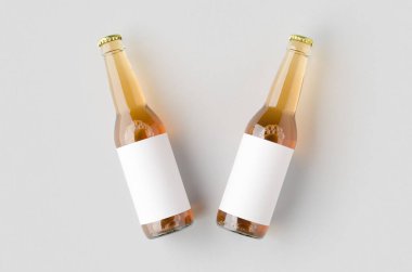 Boş etiketli uzun boyunlu bira şişesini temizle.