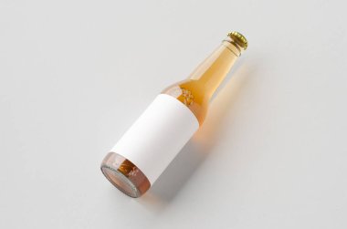 Boş etiketli uzun boyunlu bira şişesini temizle.