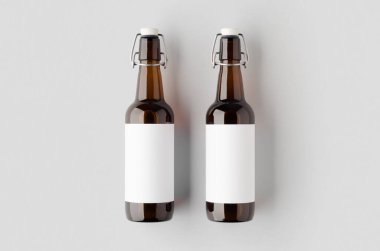 Üstünde boş etiket olan bira şişesini ters çevir..