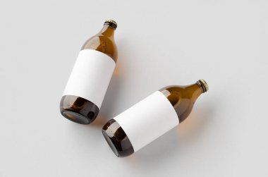 Boş etiketli bira şişesi maketi.