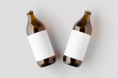 Boş etiketli bira şişesi maketi.