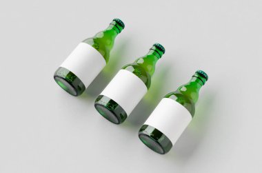 Yeşil Steinie bira şişesi. Üstünde boş etiket var..