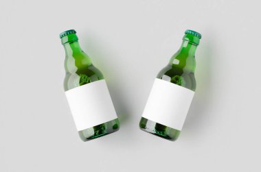 Yeşil Steinie bira şişesi. Üstünde boş etiket var..