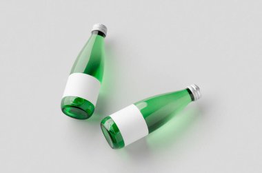 Boş etiketli küçük su şişesi. Yeşil cam..