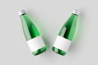 Boş etiketli küçük su şişesi. Yeşil cam..