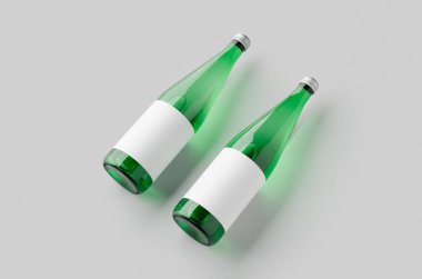 Boş etiketli yeşil cam su şişesi..