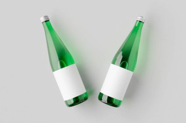 Boş etiketli yeşil cam su şişesi..