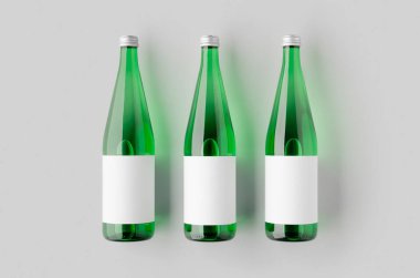 Boş etiketli yeşil cam su şişesi..