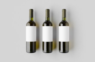 Yeşil şişedeki beyaz şarap. Üzerinde boş bir etiket var..