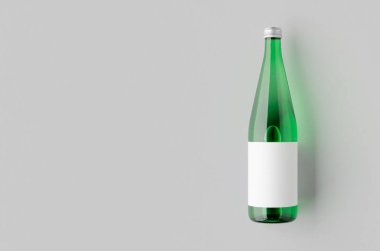 Yeşil cam su şişesi boş etiketli ve kopyalanmış.