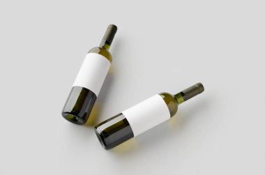 Yeşil şişedeki beyaz şarap. Üzerinde boş bir etiket var..