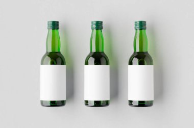 Minyatür ruhlar, likör şişesi maketi. Boş etiketli yeşil cam..