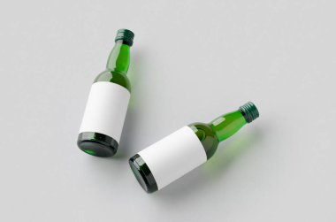 Minyatür ruhlar, likör şişesi maketi. Boş etiketli yeşil cam..