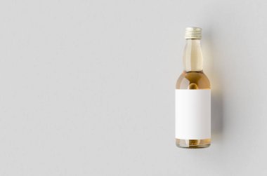 Minyatür ruhlar, likör şişesi maketi. Temiz cam, boş etiketli kehribar sıvısı ve kopyalanmış boşluk.