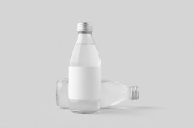Boş etiketli küçük su şişesi. Temiz cam..