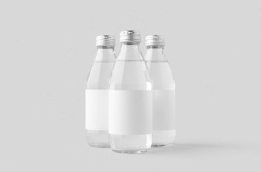 Boş etiketli küçük su şişesi. Temiz cam..