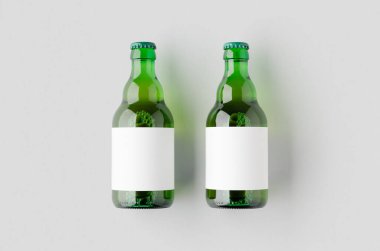 Yeşil Steinie bira şişesi. Üstünde boş etiket var..