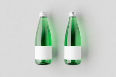 Boş etiketli küçük su şişesi. Yeşil cam..