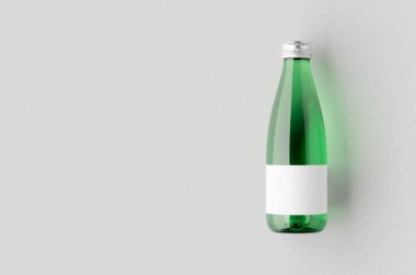 Boş etiketli küçük su şişesi. Yeşil cam, kopyalama alanı.