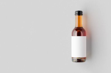 Küçük bir gül şarabı modeli. Bordeaux şeklinde. Boş metin boşluğu.