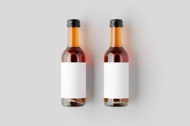 Küçük bir gül şarabı modeli. Bordeaux şekli.