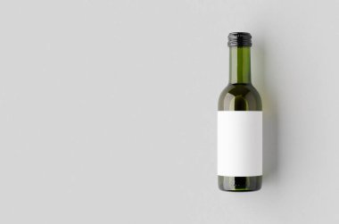 Küçük beyaz şarap şişesi modeli. Bordeaux şeklinde. Boş metin boşluğu.