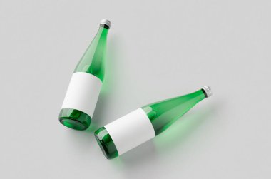 Boş etiketli yeşil cam su şişesi..