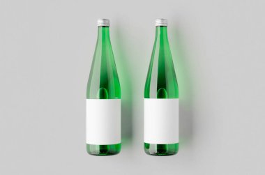 Boş etiketli yeşil cam su şişesi..