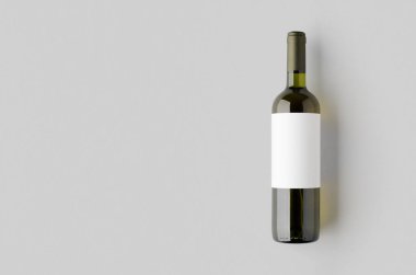 Yeşil şişedeki beyaz şarap boş etiketli ve kopyalanmış..