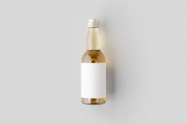 Minyatür ruhlar, likör şişesi maketi. Temiz cam, kehribar rengi sıvı ve boş etiket..