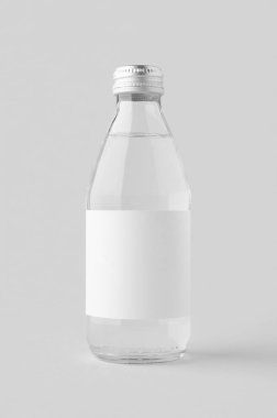 Boş etiketli küçük su şişesi. Temiz cam..