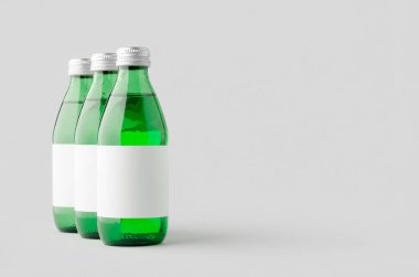 Boş etiketli su şişesi modeli. Yeşil cam..