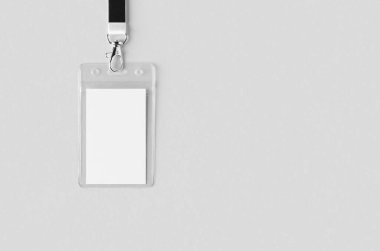 Kimlik kartı sahibi halat, dikey, kopyalanmış boşluk.