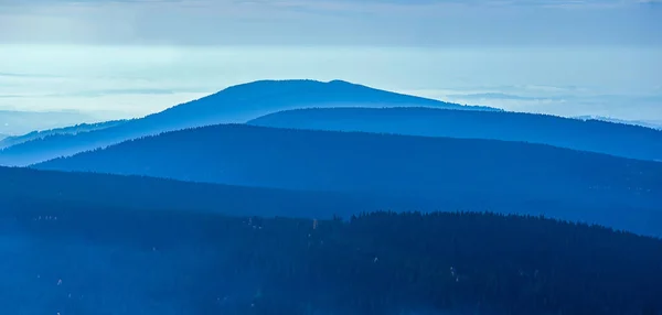 冷たい青のトーンで山のピークの背景 — ストック写真