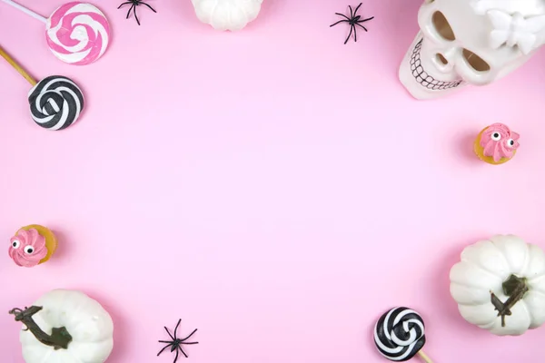 Pinkfarbener Halloween Umrahmter Hintergrund Mit Weißem Totenkopf Kürbissen Schwarzen Spinnen lizenzfreie Stockfotos